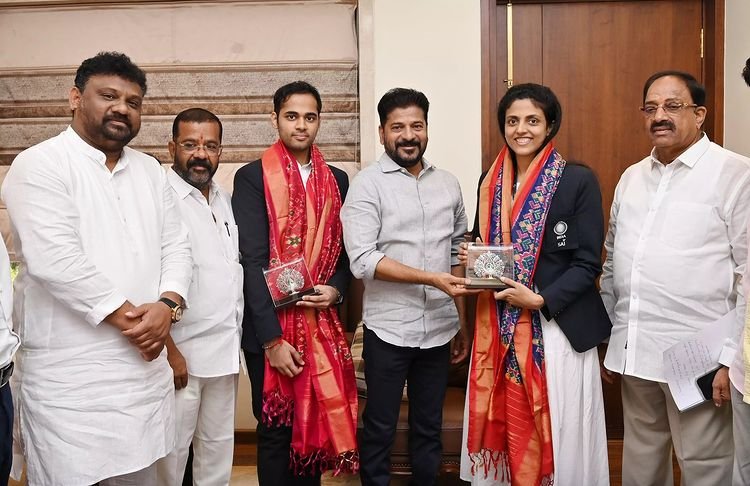 Telangana CM Announces ₹25 Lakh Cash Reward for Indian Chess Grandmasters Arjun Erigaisi and Harika Dronavalli